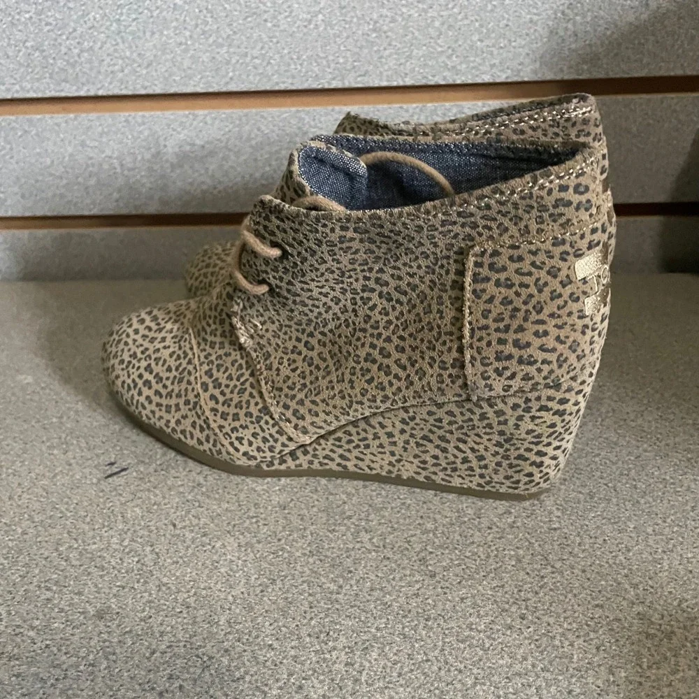 TOMS Desert Wedge Leopard Print Lace‎ Up Ankle Booties Shoes Women's Size 7.5